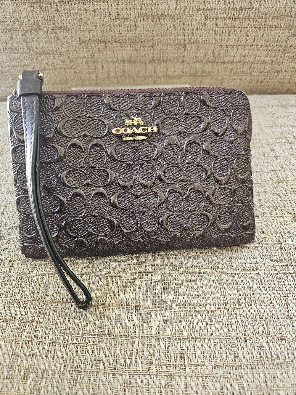 COACH Embossed Signature Wristlet in Dark Chocolate W Gold Tone Hardware Euc